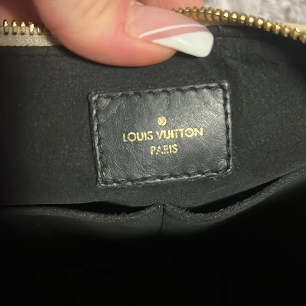Black and cream/ white Louis Vuitton bag in amazing condition like new - Picture 2 of 3